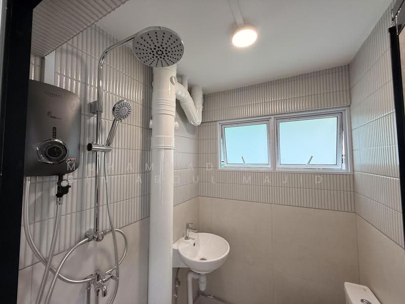 241 Yishun Ring Road, 241 Yishun Ring Road, Sembawang / Yishun, 3 Bedrooms, 900 sqft, HDB Flat For Rent, by Muhammad Alman Bin Abdul Majid, 500270377 - Bathroom - PropertyGuru.com.sg