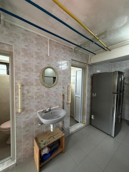 11 Holland Drive, 11 Holland Drive, Tanglin / Holland / Bukit Timah, 2 Bedrooms, 667 sqft, HDB Flat For Rent, by Tricia Lim, 500270388 - Bathroom - PropertyGuru.com.sg