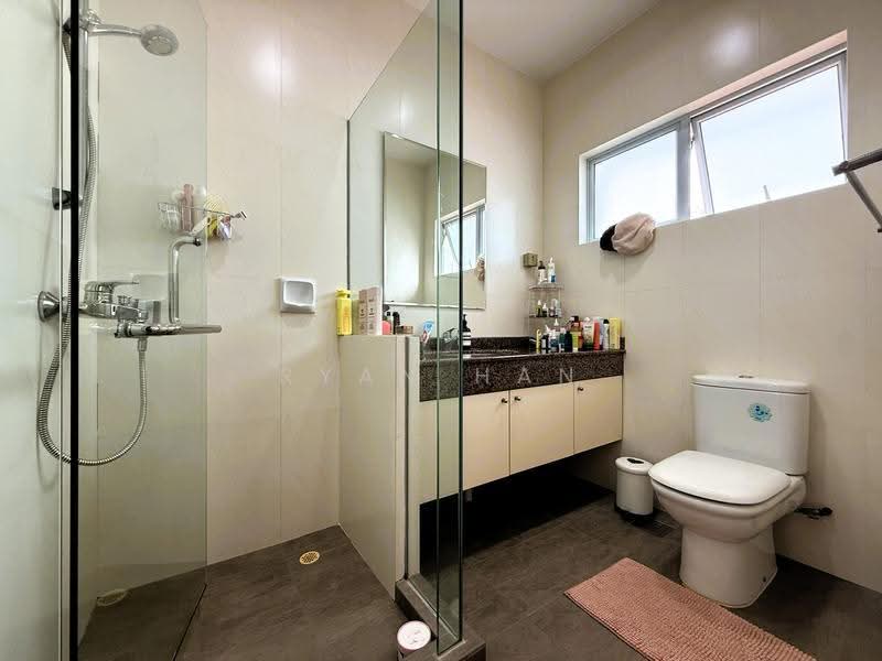 Semi detached house in Namly Estate close to MRT, Tanglin / Holland / Bukit Timah, 4 Bedrooms, 2,800 sqft, Semi-Detached House For Rent, by Ryan Han, 500270402 - Bathroom - PropertyGuru.com.sg