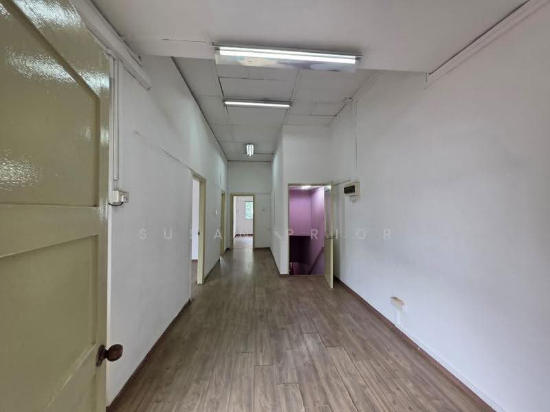 Changi 2nd Floor Vet/ Hair/ Office, Changi Road, Eunos / Geylang / Paya Lebar, 1,400 sqft, Shop / Shophouse For Rent, by Susan Prior, 500270422 - Corridor - CommercialGuru.com.sg
