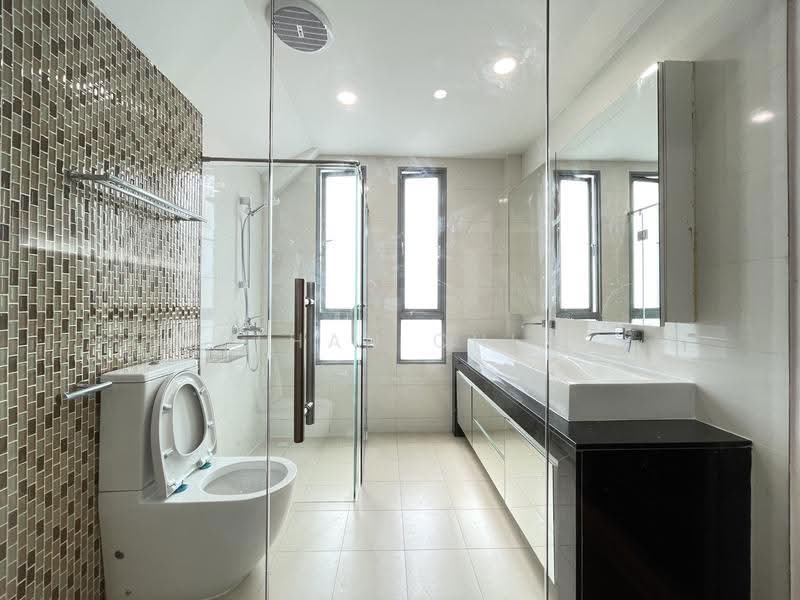 Dunsfold 18, Dunsfold Drive, Macpherson / Potong Pasir, 5 Bedrooms, 4,454 sqft, Detached House For Sale, by Ethan Chin, 500270430 - Bathroom - PropertyGuru.com.sg