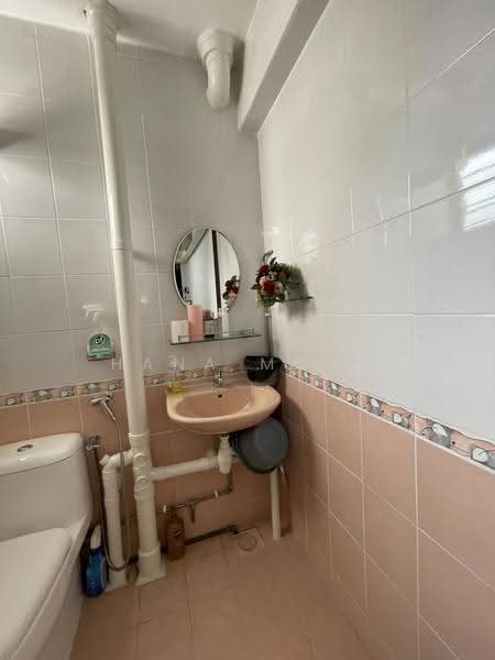 330 Clementi Avenue 2, 330 Clementi Avenue 2, Buona Vista / West Coast / Clementi New Town, 2 Bedrooms, 721 sqft, HDB Flat For Sale, by Hana Mohd, 500270503 - Bathroom - PropertyGuru.com.sg