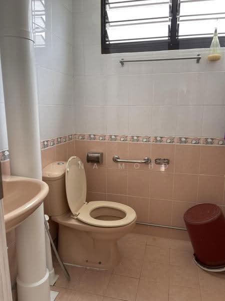 330 Clementi Avenue 2, 330 Clementi Avenue 2, Buona Vista / West Coast / Clementi New Town, 2 Bedrooms, 721 sqft, HDB Flat For Sale, by Hana Mohd, 500270503 - Bathroom - PropertyGuru.com.sg