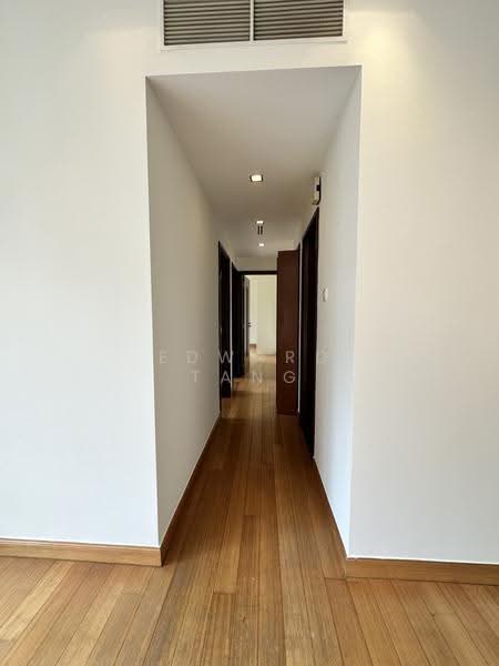 Robertson 100, 100 Robertson Quay, Orchard / River Valley, 3 Bedrooms, 1,152 sqft, Apartment For Sale, by Edward Tang, 500270534 - Hallway to rooms - PropertyGuru.com.sg