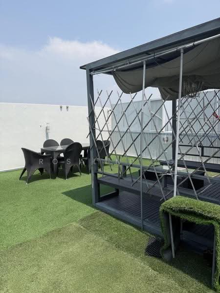 Kingsford Hillview Peak, 101 Hillview Rise, Dairy Farm / Bukit Panjang / Choa Chu Kang, 2 Bedrooms, 1,388 sqft, Condominium For Sale, by Rosalind Ng, 500270580 - Open terrace w outdoor dining - PropertyGuru.com.sg