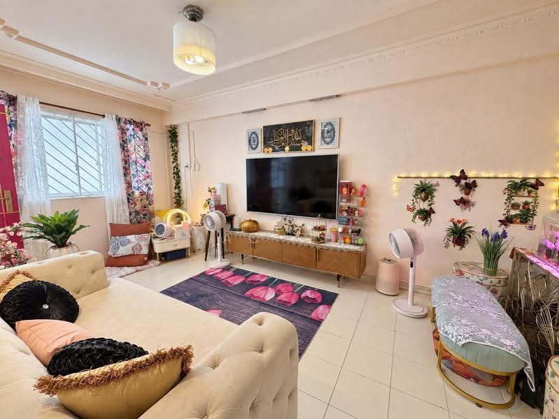 411 Bukit Batok West Avenue 4, 411 Bukit Batok West Avenue 4, Dairy Farm / Bukit Panjang / Choa Chu Kang, 2 Bedrooms, 786 sqft, HDB Flat For Sale, by Isaac Chew, 500270585 - Living Room - PropertyGuru.com.sg
