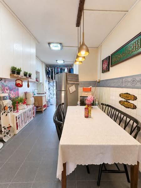 411 Bukit Batok West Avenue 4, 411 Bukit Batok West Avenue 4, Dairy Farm / Bukit Panjang / Choa Chu Kang, 2 Bedrooms, 786 sqft, HDB Flat For Sale, by Isaac Chew, 500270585 - Kitchen - PropertyGuru.com.sg