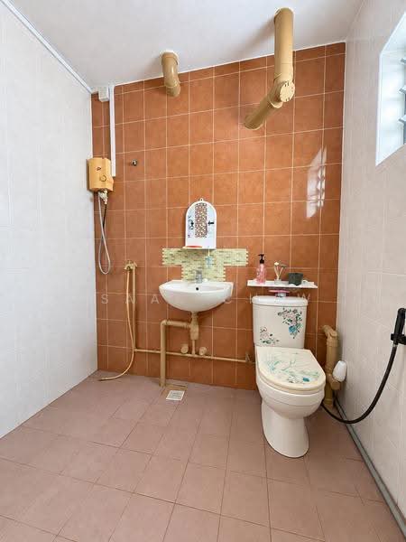 411 Bukit Batok West Avenue 4, 411 Bukit Batok West Avenue 4, Dairy Farm / Bukit Panjang / Choa Chu Kang, 2 Bedrooms, 786 sqft, HDB Flat For Sale, by Isaac Chew, 500270585 - Bathroom - PropertyGuru.com.sg