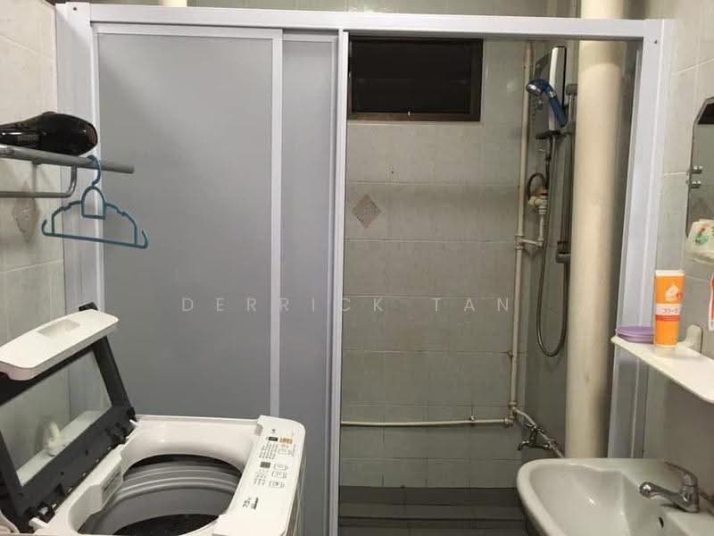 191 Lorong 4 Toa Payoh, 191 Lorong 4 Toa Payoh, Balestier / Toa Payoh, Room Rental, 150 sqft, HDB Flat For Rent, by Derrick Tan, 500270615 - Bathroom - PropertyGuru.com.sg