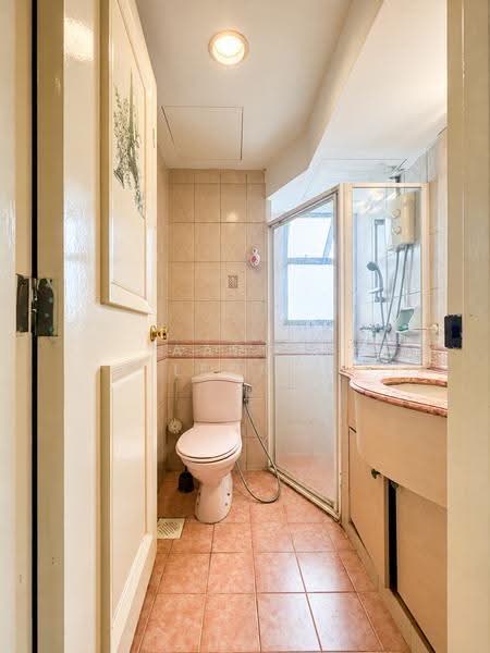 Parkview Apartments, 1 Bukit Batok Street 25, Dairy Farm / Bukit Panjang / Choa Chu Kang, 2 Bedrooms, 926 sqft, Apartment For Sale, by Aaron Leong, 500270673 - Bathroom - PropertyGuru.com.sg