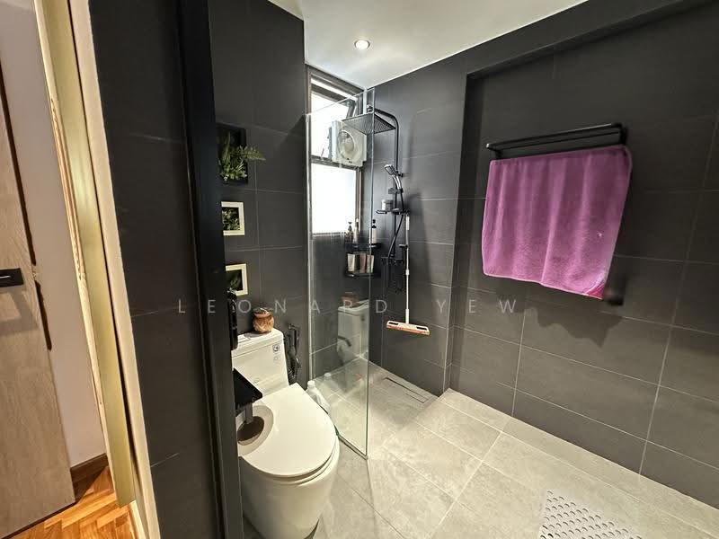 Parkview Apartments, 1 Bukit Batok Street 25, Dairy Farm / Bukit Panjang / Choa Chu Kang, 3 Bedrooms, 1,120 sqft, Apartment For Sale, by Leonard Yew, 500270687 - Bathroom - PropertyGuru.com.sg