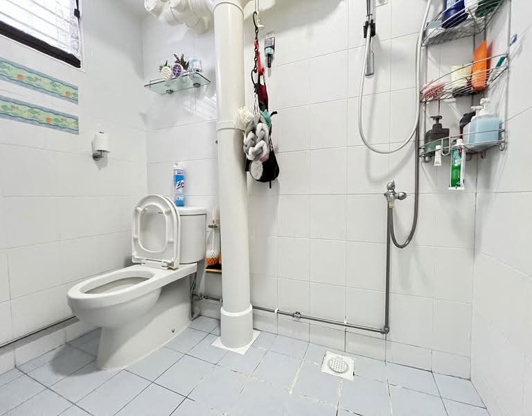 356 Clementi Avenue 2, 356 Clementi Avenue 2, Buona Vista / West Coast / Clementi New Town, 3 Bedrooms, 1,259 sqft, HDB Flat For Sale, by Owen Tan, 500270695 - Bathroom - PropertyGuru.com.sg