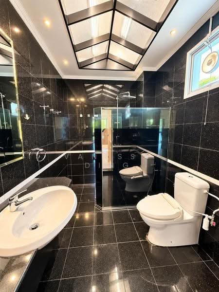 3C Lengkong Satu, Lengkong Satu, Eunos / Geylang / Paya Lebar, 6 Bedrooms, 6,000 sqft, Semi-Detached House For Sale, by Vanessa Ding, 500270697 - Bathroom - PropertyGuru.com.sg