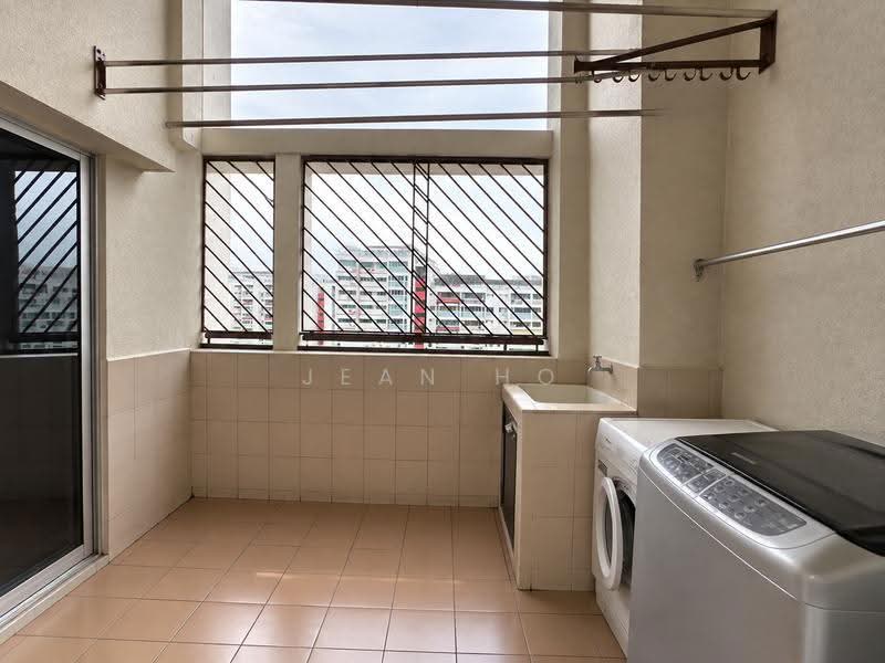 943 Tampines Avenue 5, 943 Tampines Avenue 5, Pasir Ris / Tampines, 3 Bedrooms, 1,572 sqft, HDB Flat For Sale, by Jean Ho, 500270715 - Balcony linking to kitchen - PropertyGuru.com.sg