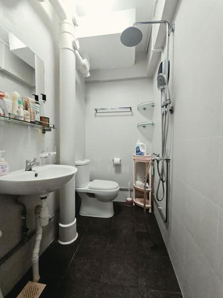 251 Tampines Street 21, 251 Tampines Street 21, Pasir Ris / Tampines, 2 Bedrooms, 796 sqft, HDB Flat For Sale, by Shawn Lin 林子超, 500270716 - Common Bathroom - PropertyGuru.com.sg