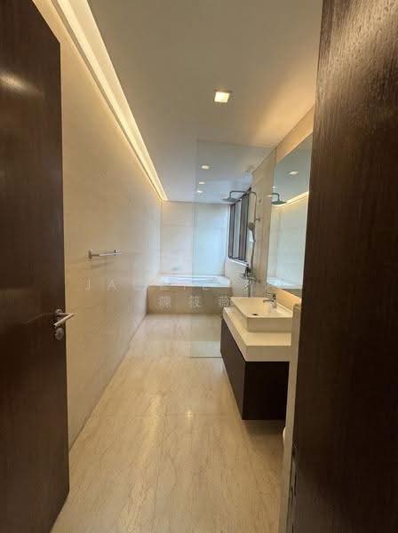 Holland/Tanglin/Bukit Timah, Tanglin / Holland / Bukit Timah, 4 Bedrooms, 4,000 sqft, Semi-Detached House For Sale, by Jackie Tan 陳筱薇, 500270722 - Master Bathroom - PropertyGuru.com.sg