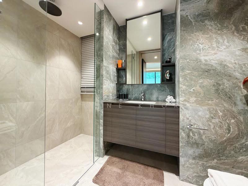 RARE HOUSE NEAR MRT!!! CONVENIENT LOCATION!!! HIGH RENTAL POTENTIAL!!!, Boon Lay / Jurong / Tuas, 4 Bedrooms, 1,345 sqft, Condominium For Sale, by Eugene Khor, 500270778 - Bathroom - PropertyGuru.com.sg