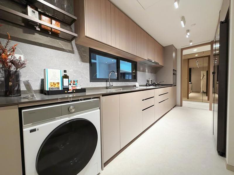 RARE HOUSE NEAR MRT!!! CONVENIENT LOCATION!!! HIGH RENTAL POTENTIAL!!!, Boon Lay / Jurong / Tuas, 4 Bedrooms, 1,345 sqft, Condominium For Sale, by Eugene Khor, 500270778 - Kitchen - PropertyGuru.com.sg