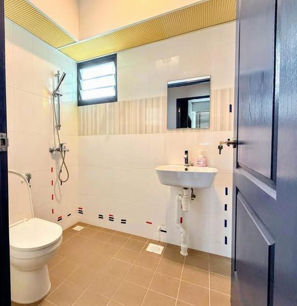 262 Toa Payoh Apex, 262 Toa Payoh East, Balestier / Toa Payoh, 2 Bedrooms, 732 sqft, HDB Flat For Sale, by James Yeo, 500270809 - Bathroom - PropertyGuru.com.sg