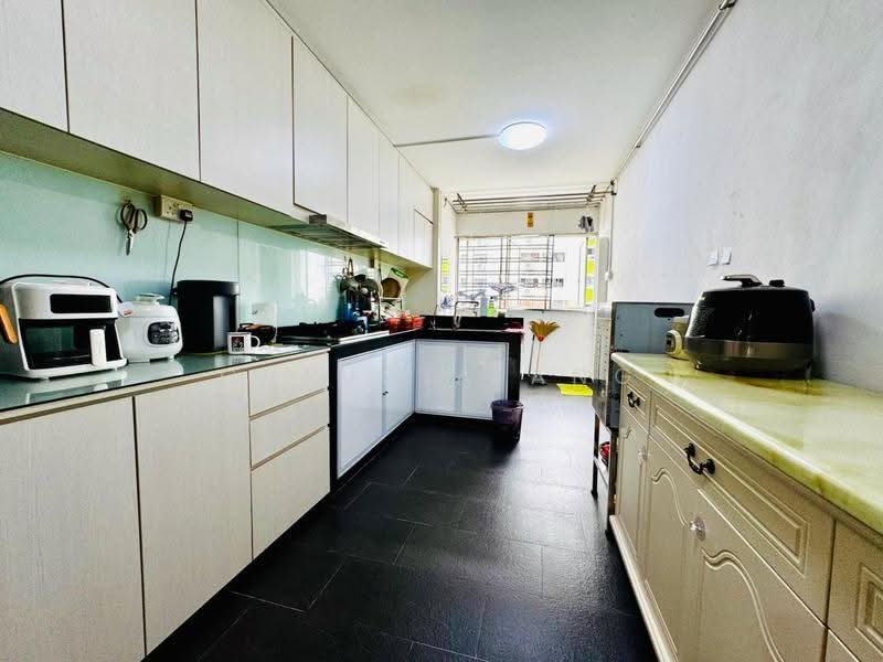 646 Yishun Street 61, 646 Yishun Street 61, Sembawang / Yishun, 3 Bedrooms, 1,119 sqft, HDB Flat For Sale, by Claudia Ang, 500270839 - Kitchen - PropertyGuru.com.sg
