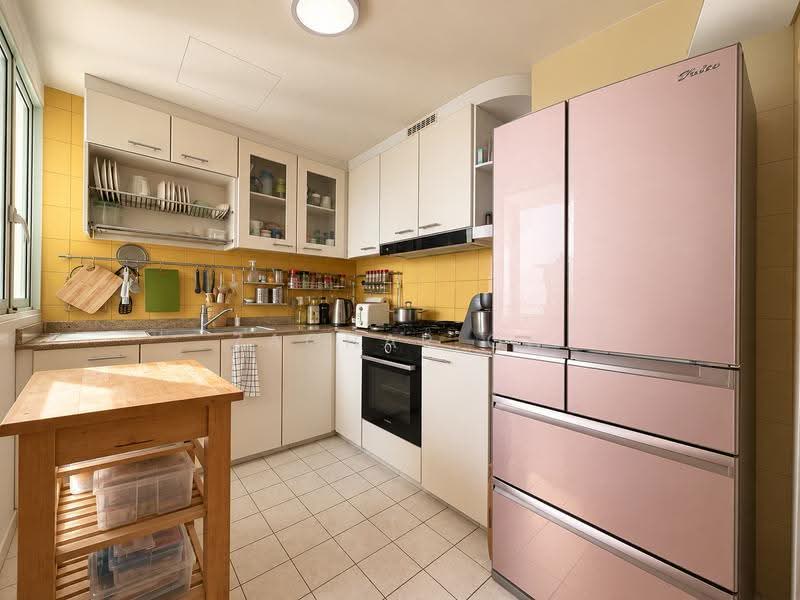 Queens, 10 Stirling Road, Alexandra / Commonwealth, 3 Bedrooms, 1,184 sqft, Condominium For Sale, by Zachar Oh, 500270854 - Kitchen - PropertyGuru.com.sg