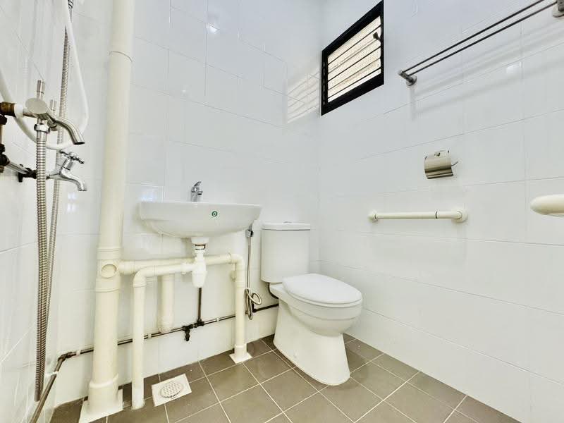 214 Bedok North Street 1, 214 Bedok North Street 1, Bedok / Upper East Coast, 2 Bedrooms, 732 sqft, HDB Flat For Sale, by Melody Liew, 500270884 - Bathroom - PropertyGuru.com.sg