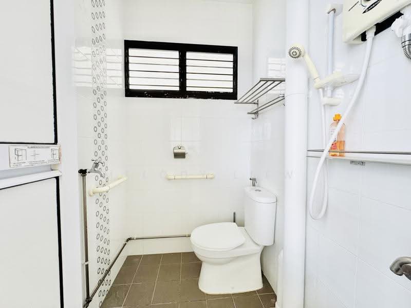 214 Bedok North Street 1, 214 Bedok North Street 1, Bedok / Upper East Coast, 2 Bedrooms, 732 sqft, HDB Flat For Sale, by Melody Liew, 500270884 - Bathroom - PropertyGuru.com.sg