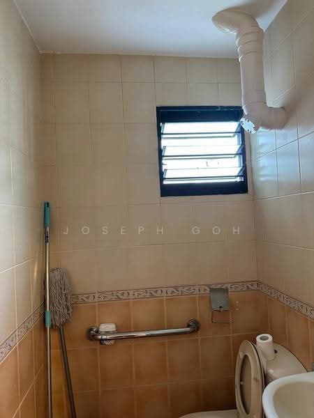 301 Clementi Avenue 4, 301 Clementi Avenue 4, Buona Vista / West Coast / Clementi New Town, 3 Bedrooms, 990 sqft, HDB Flat For Sale, by Joseph Goh, 500270903 - Bathroom - PropertyGuru.com.sg