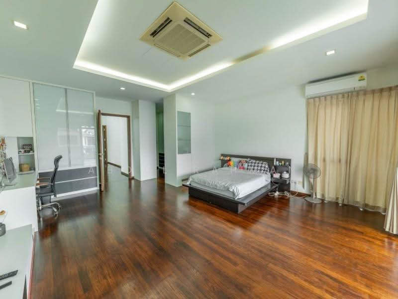 GOOD PLOT BUNGALOW @ ST PATRICK'S / EAST COAST / STILL ROAD, East Coast / Marine Parade, 6 Bedrooms, 6,200 sqft, Bungalow House For Sale, by Abdul Rahman, 500270906 - Bedroom - PropertyGuru.com.sg
