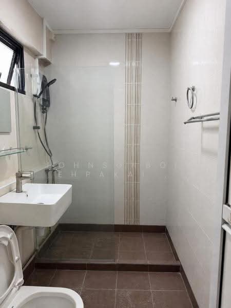 146 Tampines Avenue 5, 146 Tampines Avenue 5, Pasir Ris / Tampines, 4 Bedrooms, 1,593 sqft, HDB Flat For Rent, by JohnsonBolehPakai ., 500270926 - Master Toilet - PropertyGuru.com.sg