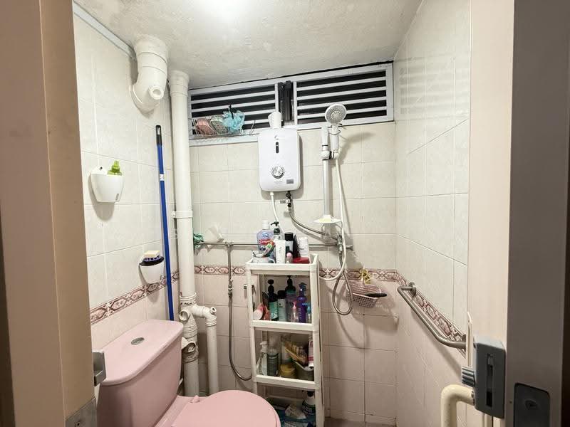 157 Mei Ling Street, 157 Mei Ling Street, Alexandra / Commonwealth, 2 Bedrooms, 742 sqft, HDB Flat For Sale, by S MICHAEL Michael, 500270958 - Bathroom - PropertyGuru.com.sg