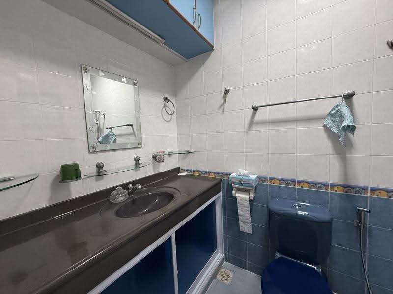 324D Sengkang East Way, 324D Sengkang East Way, Hougang / Punggol / Sengkang, 3 Bedrooms, 969 sqft, HDB Flat For Rent, by Dennis Lim, 500270967 - Bathroom - PropertyGuru.com.sg