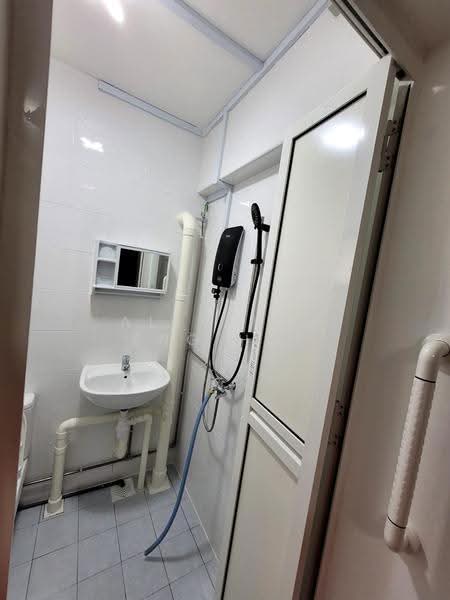 147 Silat Avenue, 147 Silat Avenue, Alexandra / Commonwealth, 2 Bedrooms, 721 sqft, HDB Flat For Rent, by Alex Ang Eng Hoe, 500270973 - Bathroom - PropertyGuru.com.sg