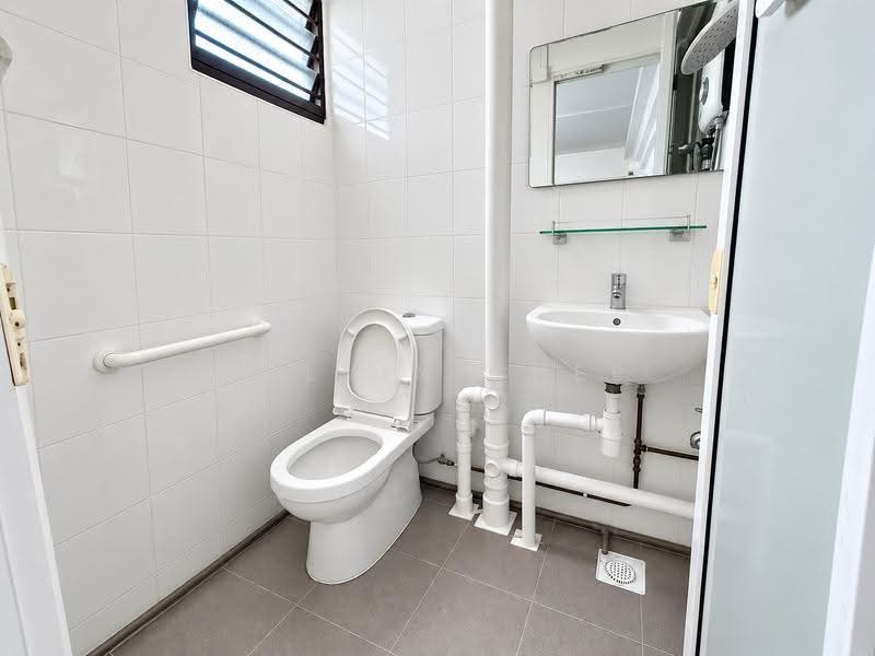 352 clementi avenue 2, clementi avenue 2, Buona Vista / West Coast / Clementi New Town, 1,615 sqft, Shop / Shophouse For Sale, by Melvin Chee, 500270978 - Bathroom - CommercialGuru.com.sg