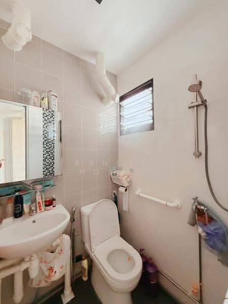 213 Bedok North Street 1, 213 Bedok North Street 1, Bedok / Upper East Coast, 2 Bedrooms, 732 sqft, HDB Flat For Sale, by Ashley Huang, 500271042 - Master Bathroom - PropertyGuru.com.sg