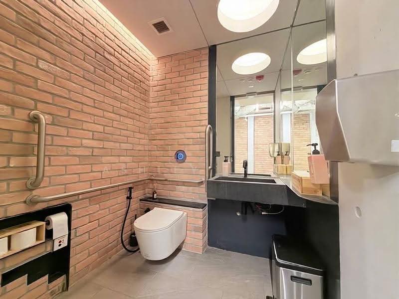 South Bridge Road, Boat Quay / Raffles Place / Marina, 1,600 sqft, Food & Beverage For Rent, by Ashley Thio, 500271078 - Bathroom - CommercialGuru.com.sg