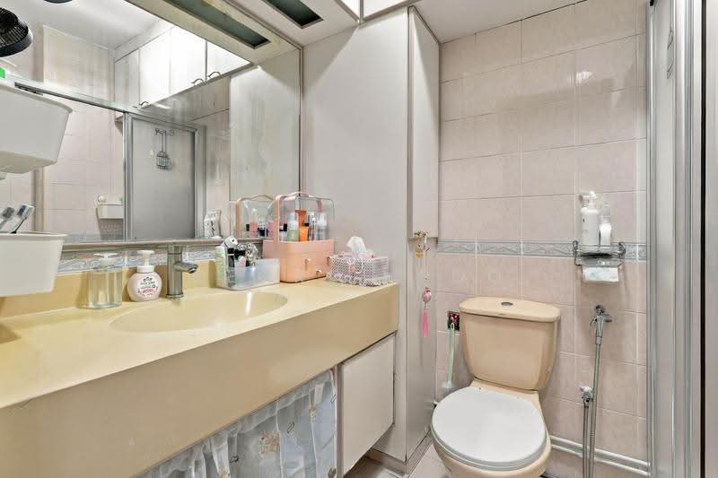 359 Admiralty Drive, 359 Admiralty Drive, Sembawang / Yishun, 4 Bedrooms, 1,195 sqft, HDB Flat For Sale, by George Poo, 500271083 - Bathroom - PropertyGuru.com.sg
