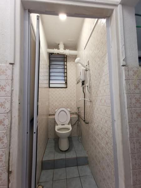 Kai Fook Mansion, 2 Kim Tian Road, Alexandra / Commonwealth, Room Rental, 100 sqft, Shophouse For Rent, by Henry Ng, 500271099 - Bathroom - PropertyGuru.com.sg