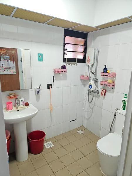 120B Punggol Edge, 120B Edgedale Plains, Hougang / Punggol / Sengkang, 3 Bedrooms, 1,001 sqft, HDB Flat For Sale, by Shawn Lim BC, 500271118 - Bathroom - PropertyGuru.com.sg
