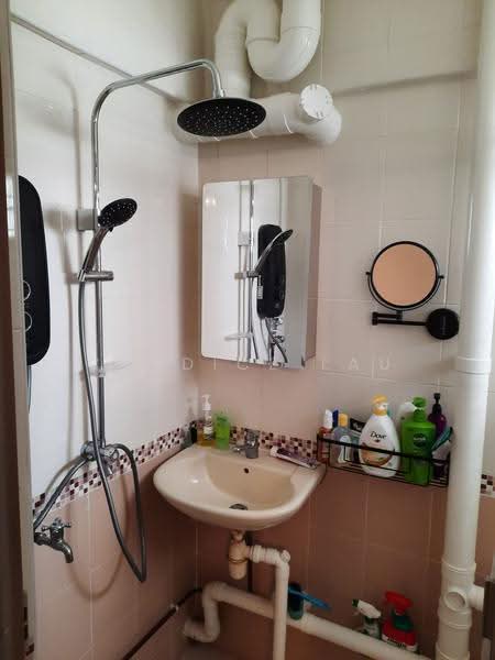31 Teban Gardens Road, 31 Teban Gardens Road, Boon Lay / Jurong / Tuas, Room Rental, 200 sqft, HDB Flat For Rent, by Candice Lau, 500271120 - Bathroom - PropertyGuru.com.sg