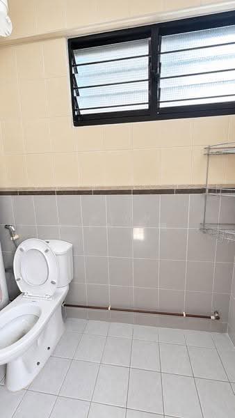 242 Serangoon Avenue 3, 242 Serangoon Avenue 3, Hougang / Punggol / Sengkang, 3 Bedrooms, 904 sqft, HDB Flat For Sale, by Jason Liew 俊明, 500271140 - Bathroom - PropertyGuru.com.sg