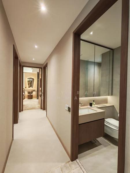 Amberwood at Holland, Tanglin / Holland / Bukit Timah, 4 Bedrooms, 1,227 sqft, Condominium For Sale, by Maisyarah Rahmad, 500271172 - Aisle and Common bathroom - PropertyGuru.com.sg