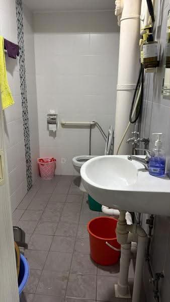 528 Jurong West Street 52, 528 Jurong West Street 52, Boon Lay / Jurong / Tuas, Room Rental, 100 sqft, HDB Flat For Rent, by Eddy Ang, 500271191 - Bathroom - PropertyGuru.com.sg