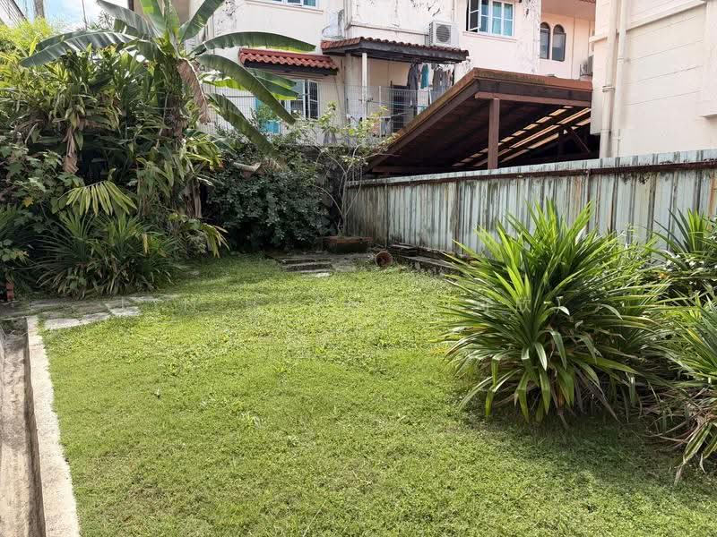 ★ GIANT ★ D10 Freehold Ideal for Rebuild | Walk to Sixth Avenue MRT, Lantana Avenue, Sixth Avenue, Namly Avenue, Tanglin / Holland / Bukit Timah, 4 Bedrooms, 2,800 sqft, Semi-Detached House For Sale, by Lyn Huang (可欣), 500271217 - Garden - PropertyGuru.com.sg