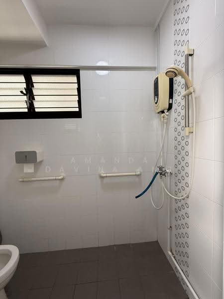 270 Tampines Street 21, 270 Tampines Street 21, Pasir Ris / Tampines, Room Rental, 120 sqft, HDB Flat For Rent, by Amanda Davina Ang, 500271324 - Bathroom - PropertyGuru.com.sg
