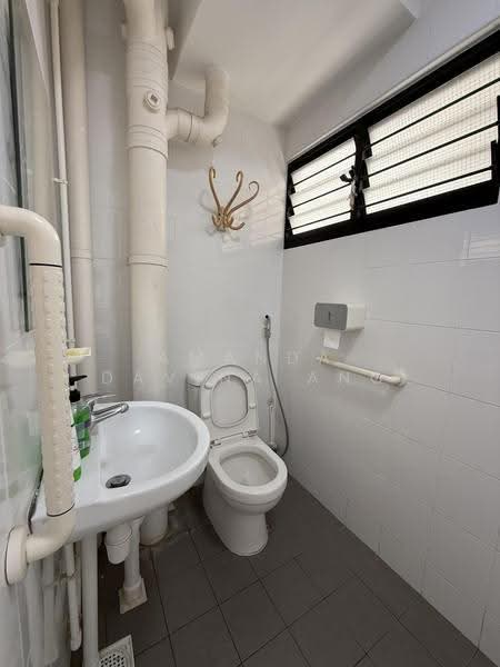 270 Tampines Street 21, 270 Tampines Street 21, Pasir Ris / Tampines, Room Rental, 120 sqft, HDB Flat For Rent, by Amanda Davina Ang, 500271324 - Bathroom - PropertyGuru.com.sg