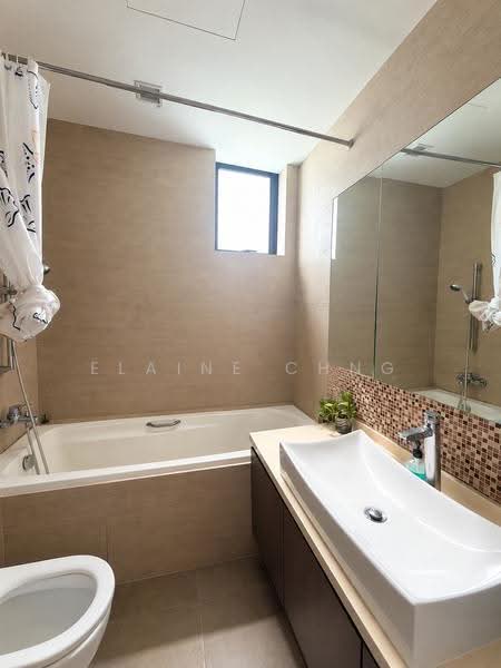 Spring Grove, 53 Grange Road, Tanglin / Holland / Bukit Timah, 3 Bedrooms, 1,400 sqft, Condominium For Rent, by Elaine Chng, 500271325 - Bathroom - PropertyGuru.com.sg