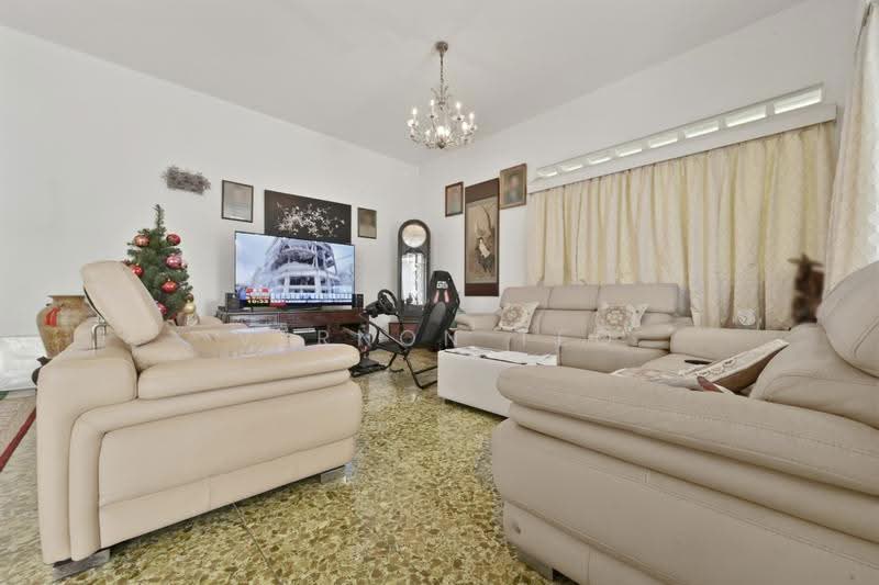 *WIDE FRONTAGE GCB @ MALCOLM ROAD area, Tanglin / Holland / Bukit Timah, 4 Bedrooms, 3,997 sqft, Good Class Bungalow For Sale, by Vernon Teo, 500271345 - Living Room - PropertyGuru.com.sg