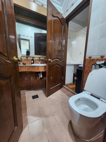 Opera Estate, Jalan Bangsawan, East Coast / Marine Parade, Room Rental, 300 sqft, Terraced House For Rent, by Lenny Tan, 500271375 - Bathroom - PropertyGuru.com.sg
