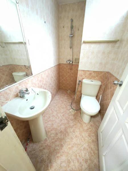 The Daffodil, 568 Upper East Coast Road, Bedok / Upper East Coast, Room Rental, 150 sqft, Apartment For Rent, by Chee Ping CHEW, 500271405 - Master Bathroom - PropertyGuru.com.sg